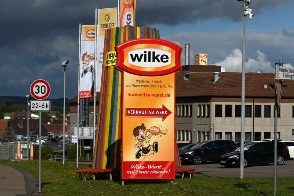 Nach zwei Todesfällen durch Keime in Wurstwaren muss der Hersteller die Produktion stoppen.