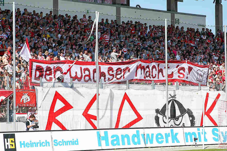 Der Wachser macht's! Die Fans hatten für ihren Kapitän extra ein Banner gebastelt.