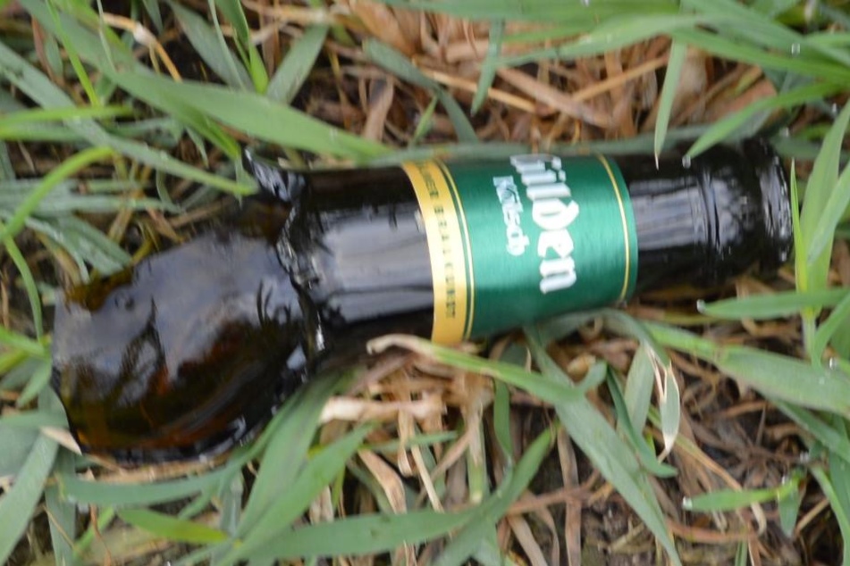 Mit dieser Bierflasche ist ein 18-jähriger Mann niedergestreckt worden.