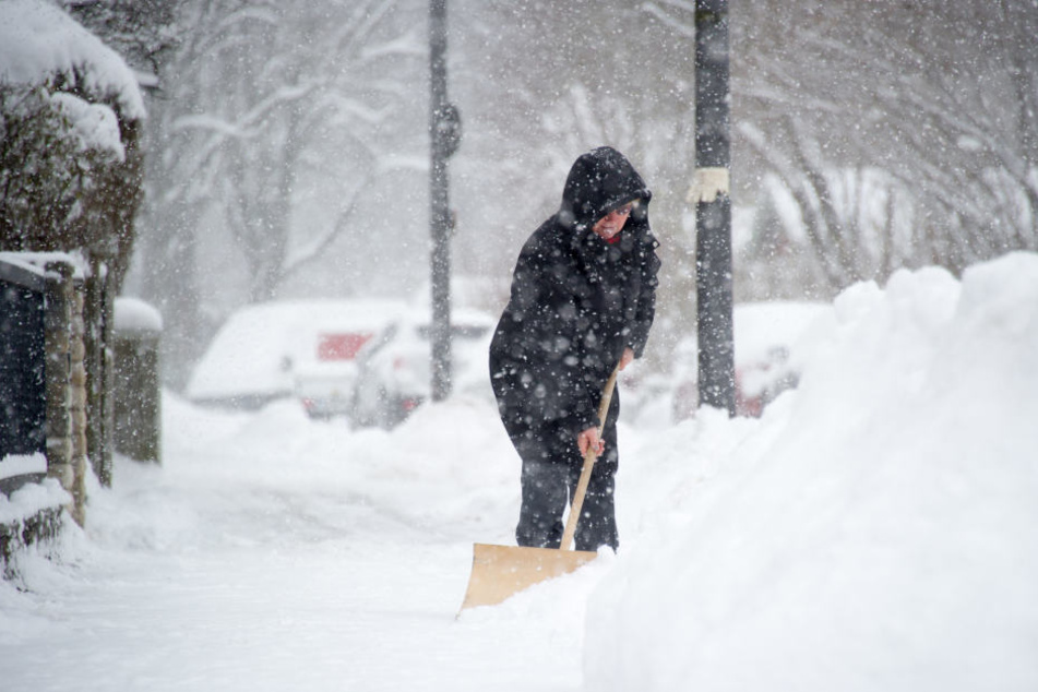 In Bayern, Thüringen sowie in Sachsen muss man wohl oder übel zum Schneeschieber greifen.