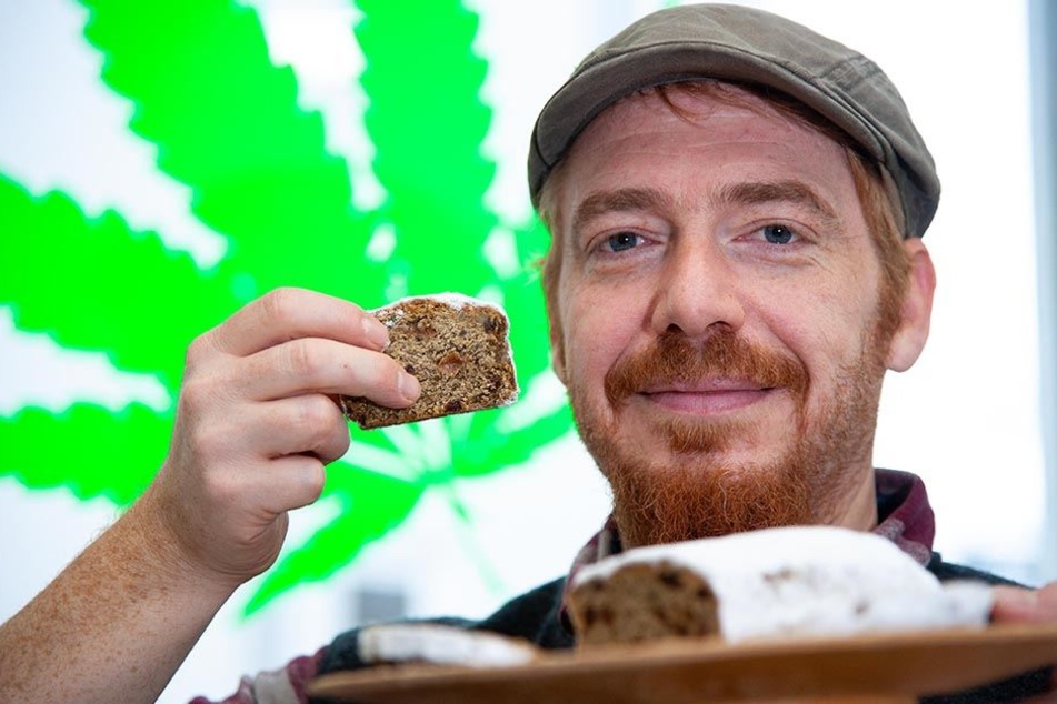 Keine weiten Wege: Hanf-Laden-Besitzer Norman Schirmer (42) bezieht den Stollen exklusiv von der Stollberger Bäckerei Weißbach. Die ist nur einen Steinwurf vom Laden entfernt.