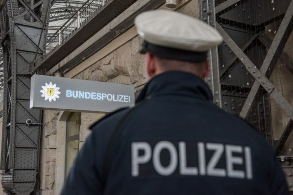 Ein Beamter der Bundespolizei steht auf einem Bahnsteig.