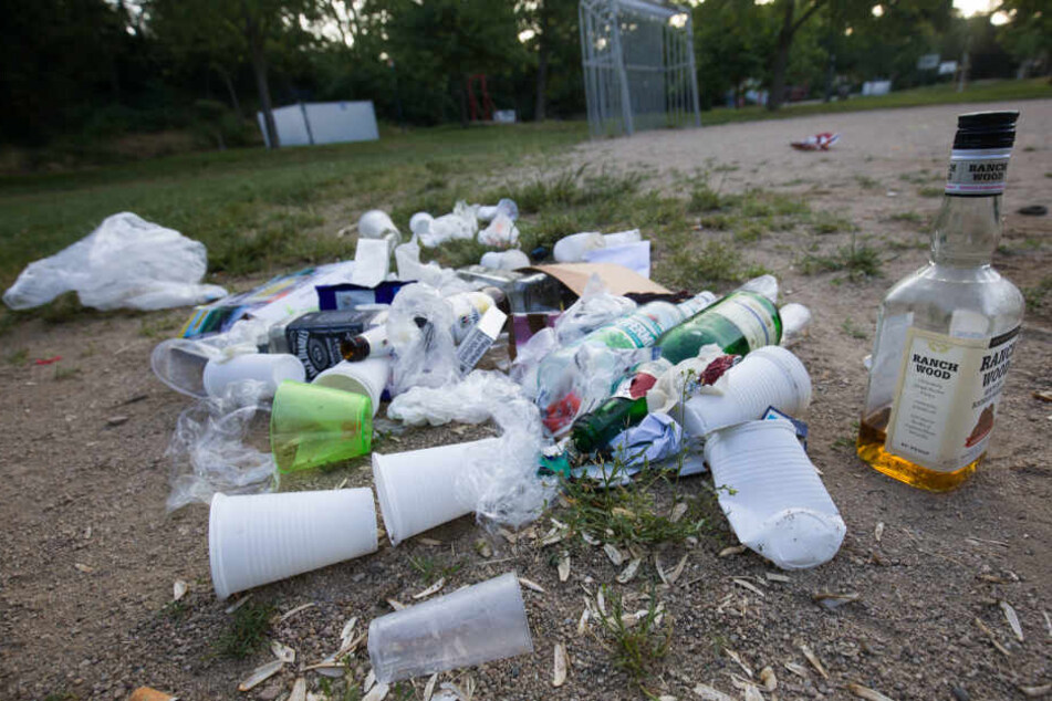 In Darmstadt bleiben die Überreste einer nächtlichen Park-Party liegen.