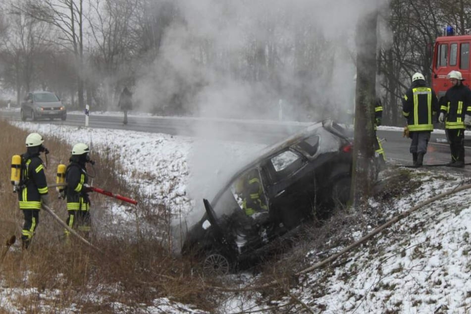 Der Wagen rutschte nach dem Crash mit dem Baum in den Straßengraben.