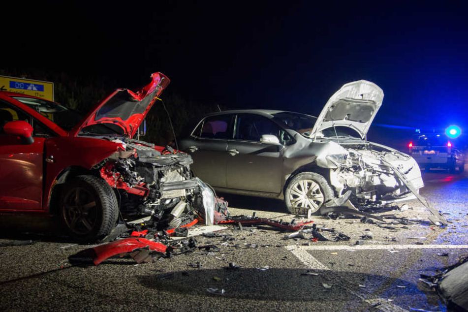 Die beiden Autos krachten auf der Kreuzung frontal zusammen.
