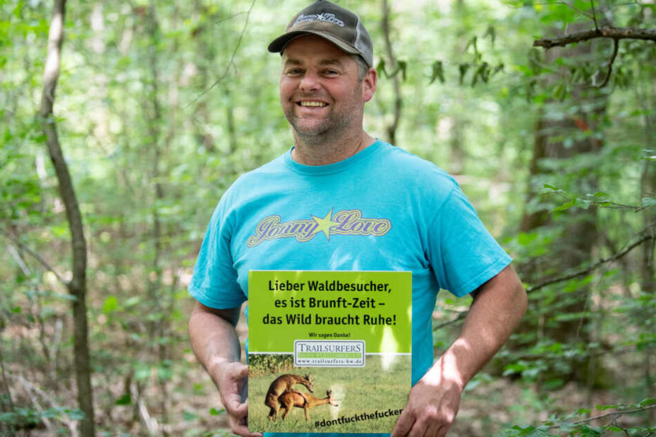 Stefan Pyttlik, 1. Vorsitzender des Trailsurfers Baden-Württemberg hält das Schild in der Hand.