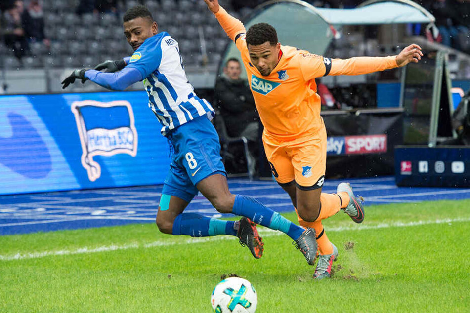 Kalou im Zweikampf mit Gnabry.