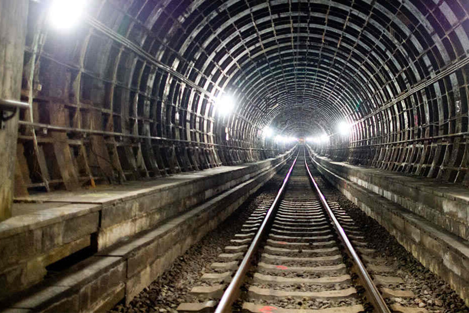 Schwarzfahrer schlägt Flucht in S-Bahn Tunnel ein und entkommt.