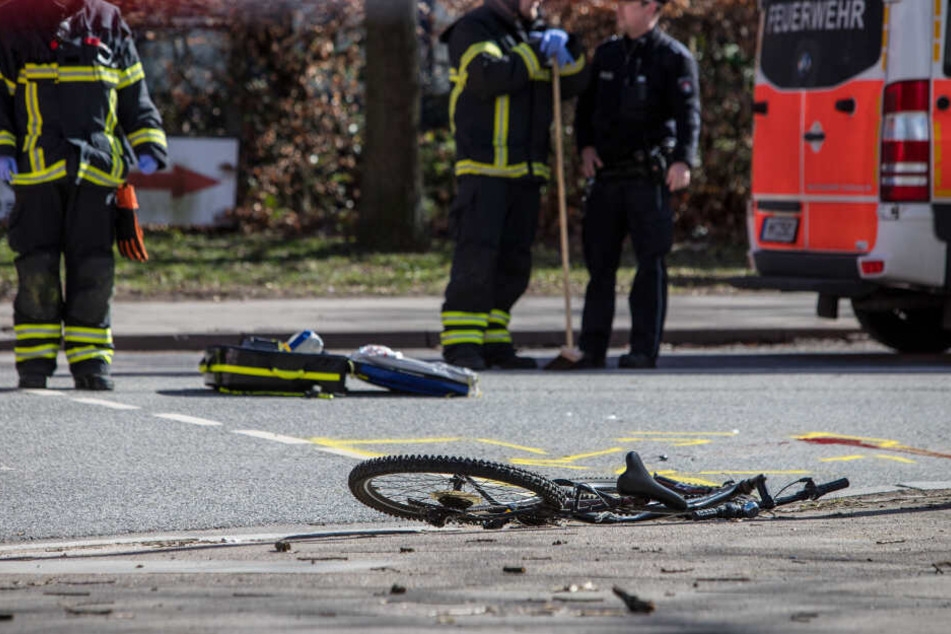 Das kaputte Fahrrad liegt an der Unfallstelle, an der der Radfahrer starb.