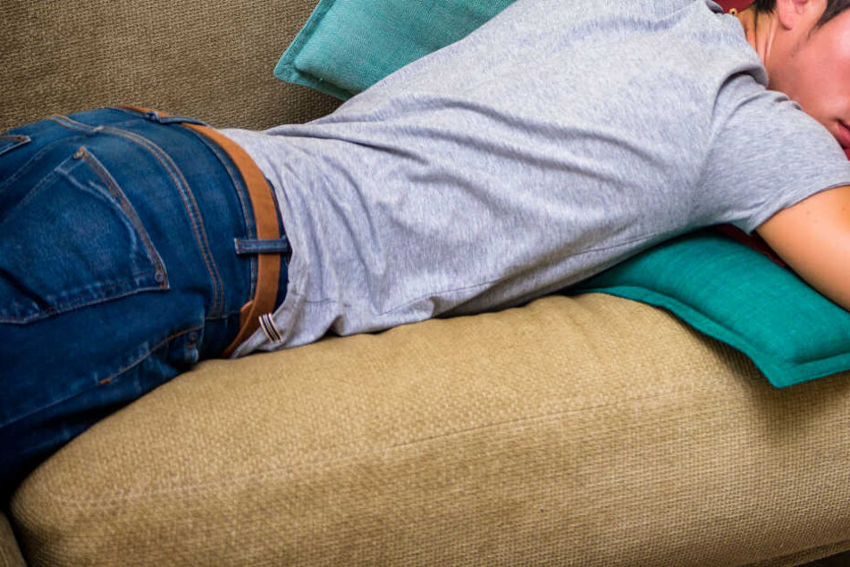 Komplett regungslos lag der Mann auf der Couch. (Symbolbild)