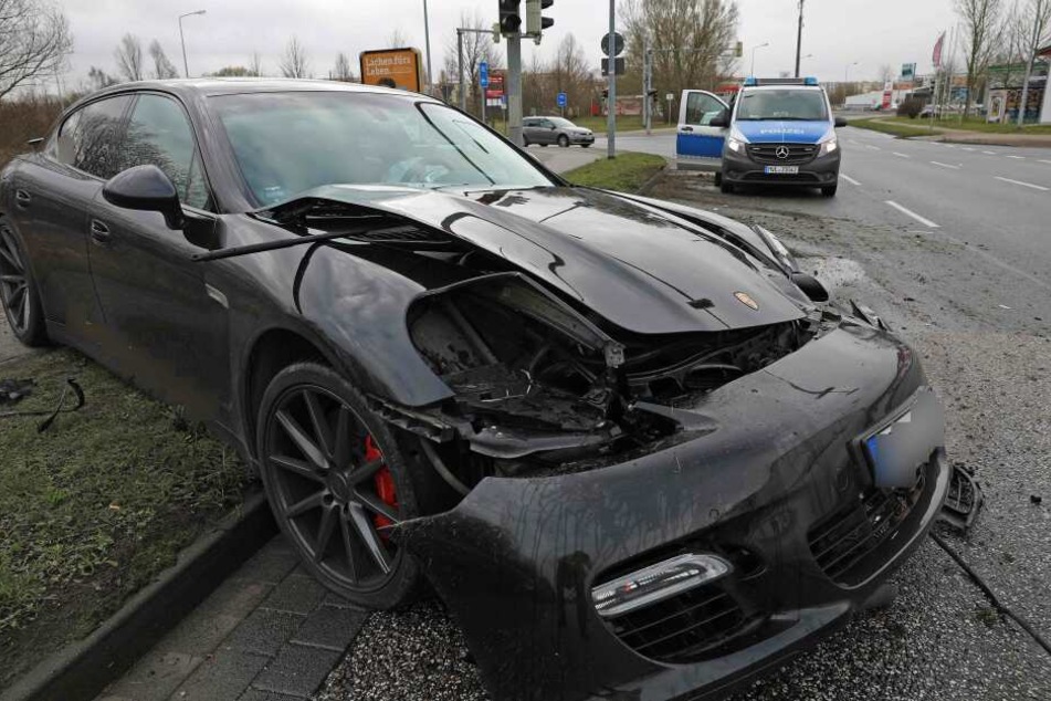 Das Fahrzeug kam auf einem Gehweg zum Stehen, verletzt wurde zum Glück niemand.