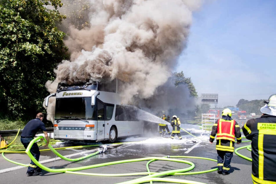 Auf der A2 bei Castrop-Rauxel ist in der vergangenen Woche ein Reisebus in Flammen aufgegangen. Als das Feuer ausbrach, befanden sich unter anderem 65 Schüler an Bord.