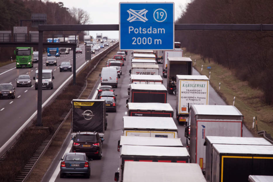 Autos und Lkws stauen sich kurz vor dem Autobahnkreuz Potsdam. (Symbolbild)