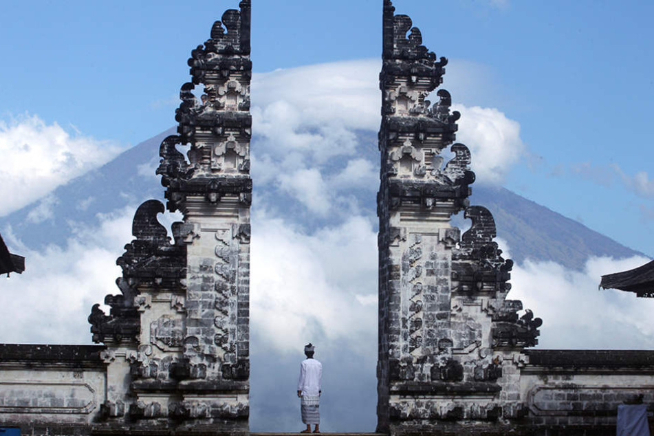 Der Vulkan brodelt: Touristen fliehen von der Urlaubsinsel Bali. (Foto:DPA)