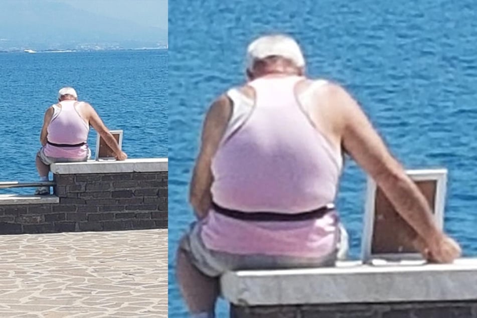 Giuseppe sitzt mit dem Foto seiner verstorbenen Frau am See.