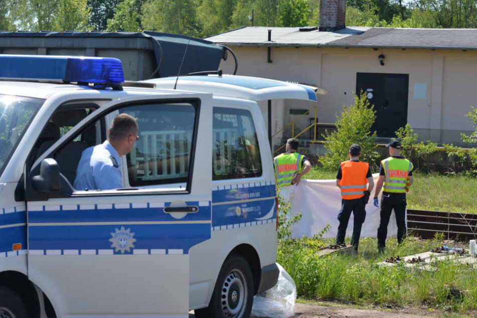 Der Mann hatte am Bahnhof Freiberg offenbar einen Güterzug von außen mit einer Fernbedienung rangiert und war dabei unter die Räder geraten.