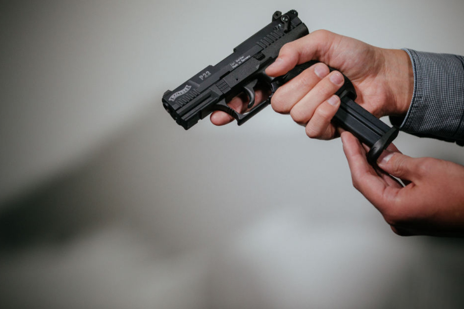 Am Ende des Streits stand der 61-Jährige mit einer Waffe vor seiner Wohnung. (Symbolbild)