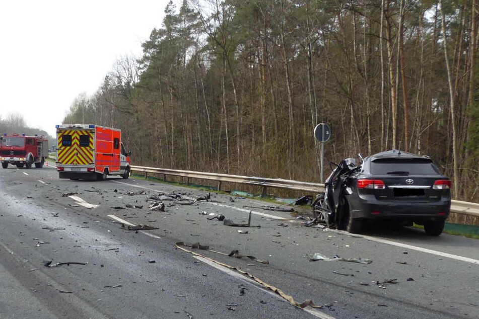 Trümmerteile verteilten sich nach dem heftigen Crash auf der Fahrbahn.