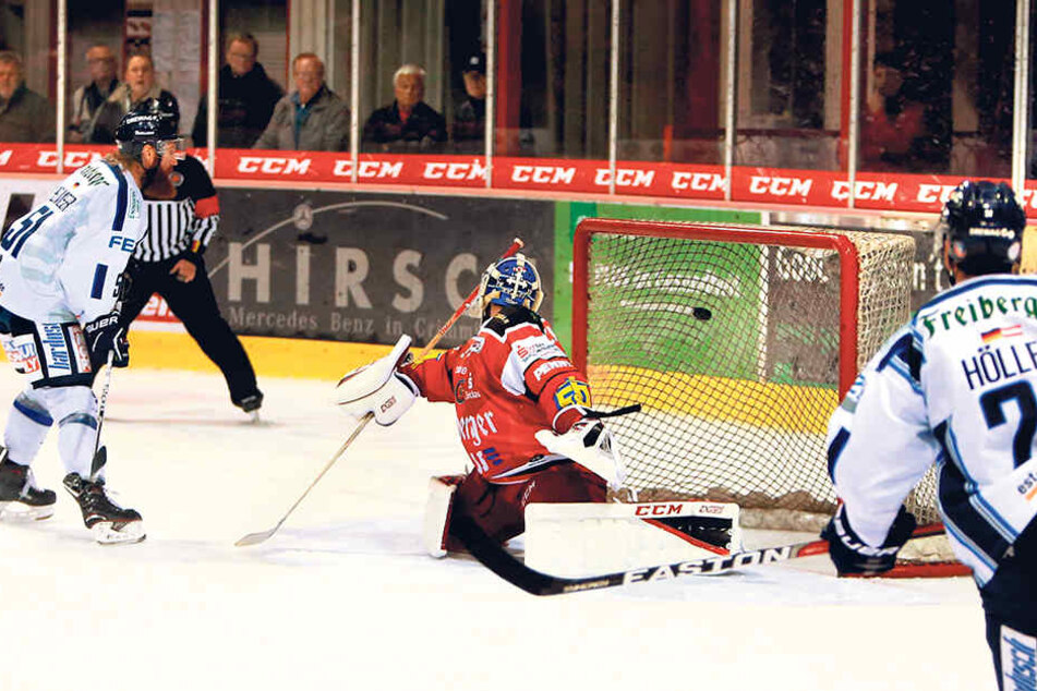 Thomas Pielmeier netzte hier zwar nach super Vorarbeit von Alexander Höller zum 2:1 ein, doch zu viele Chancen ließen die Eislöwen danach noch liegen.