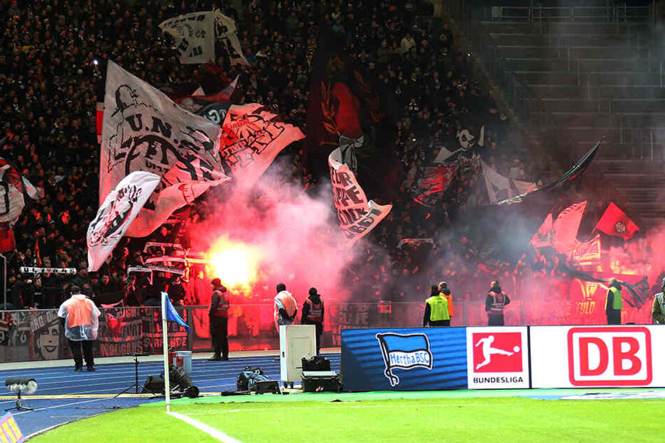 Vor und während der Bundesliga-Partie gegen Hertha BSC machten die Fans der Eintracht auf sich aufmerksam - nun muss der Club zahlen.