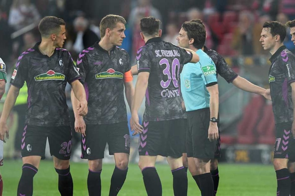 Auch die wütenden Proteste der Freiburger halfen nicht, Schiedsrichter Winkmann entschied auf Elfmeter, obwohl er das Spiel schon abgepfiffen hatte.