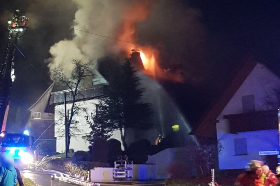 Das Feuer fraß sich durchs Dach hindurch.
