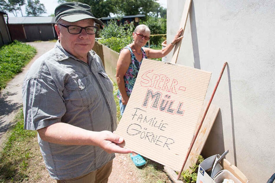 Gabriele (68) und Hans-Jürgen Görner (71) fielen auf Sperrmüll-Betrüger herein. Die Chemnitzer verloren 175 Euro.