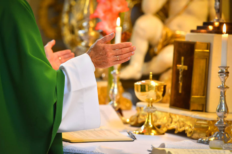 Der Priester soll sich mehrmals an Jugendlichen und Kindern vergangen haben.
