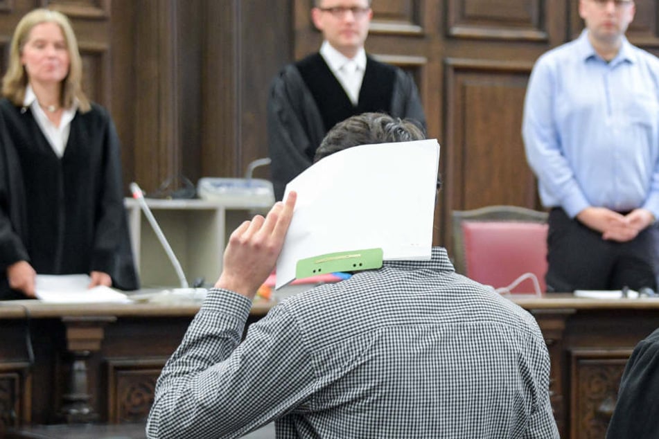 Einer der vier jungen Männer vor der Urteilsverkündung.
