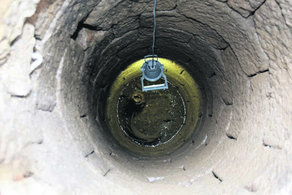 Wie gemalt! Der schöne Brunnen stammt vermutlich aus dem 17. Jahrhundert und ist rund 3,50 Meter tief. Bis heute steht darin Wasser.