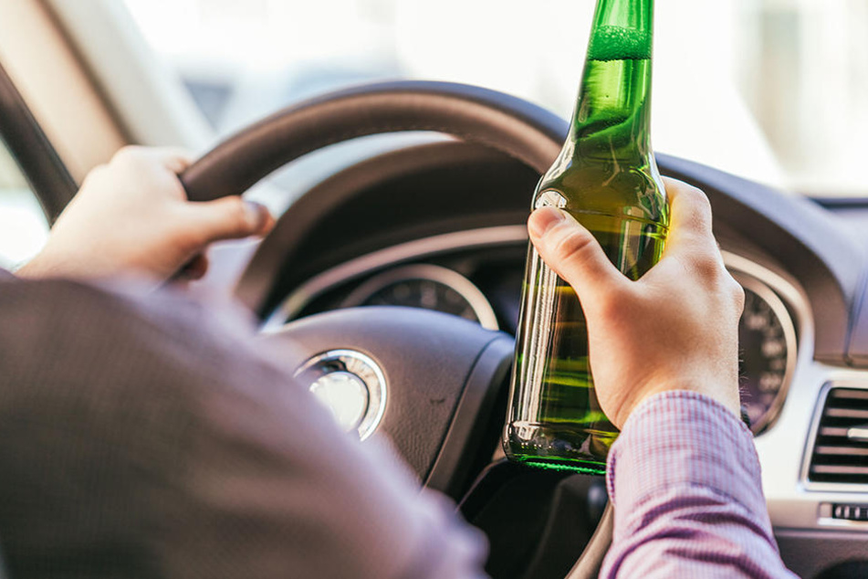 Nach übermäßigem Alkoholkonsum meldete der Mann seinen Wagen als gestohlen. (Symbolbild)