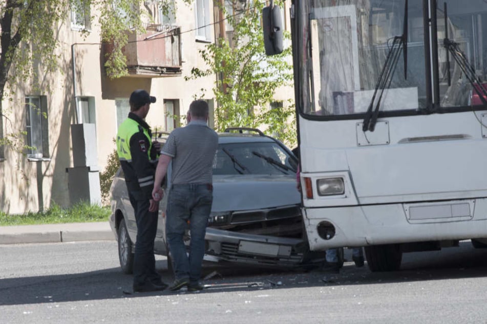 Beim Abbiegen übersah der Busfahrer das Auto. (Symbolbild)