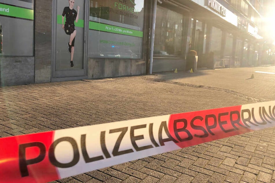 Die Polizei fahndet nach dem Angriff nach einem mutmaßlichen Messerstecher.