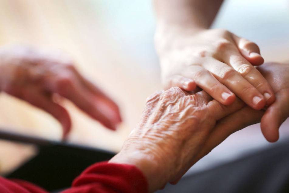 Eine Angehörige versorgt das pflegebedürftige Familienmitglied.