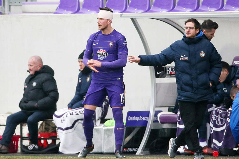 Szene vom Ingolstadt-Spiel: Der Turban ist angelegt, Dennis Kempe (2.v.l.) wird von Coach Hannes Drews wieder aufs Feld geschickt.