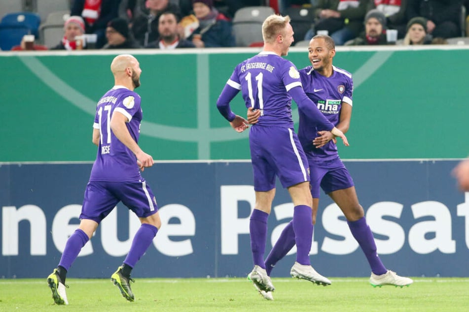 Florian Krüger (M.) freut sich mit Louis Samson über seinen Pokal-Treffer, Philipp Riese eilt zur Gratulation herbei.