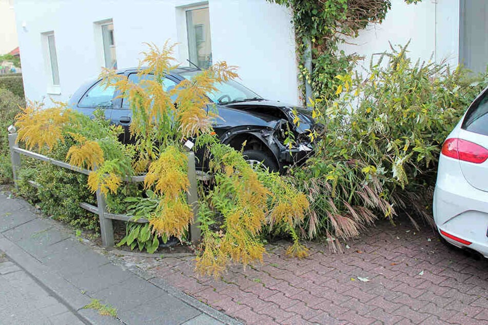 Der Ford-Ka landete nach der Flucht im Vorgarten.