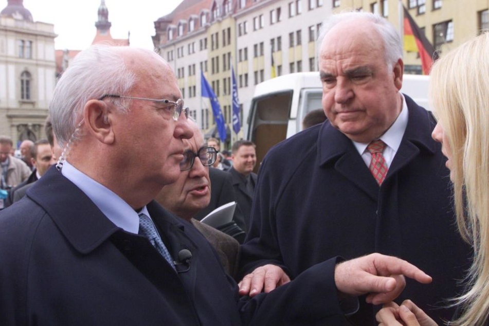 Helmut Kohl (re.) bei seinem Besuch auf dem Neumarkt in Dresden am 20. September 2001. Hier traf er Michail Gorbatschow.