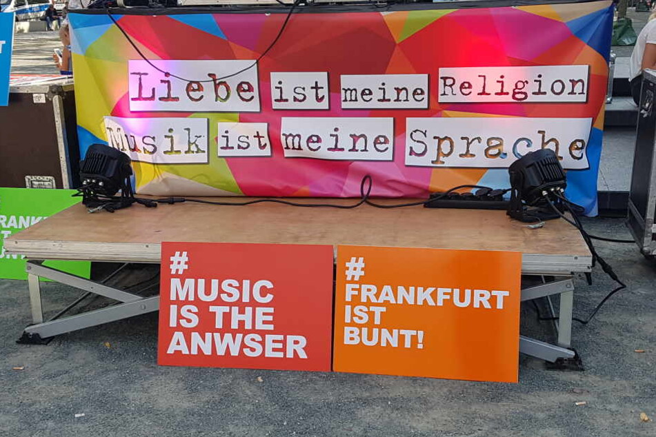Der DJ ist bereits in den Startlöchern und wartet auf die Tanzenden.