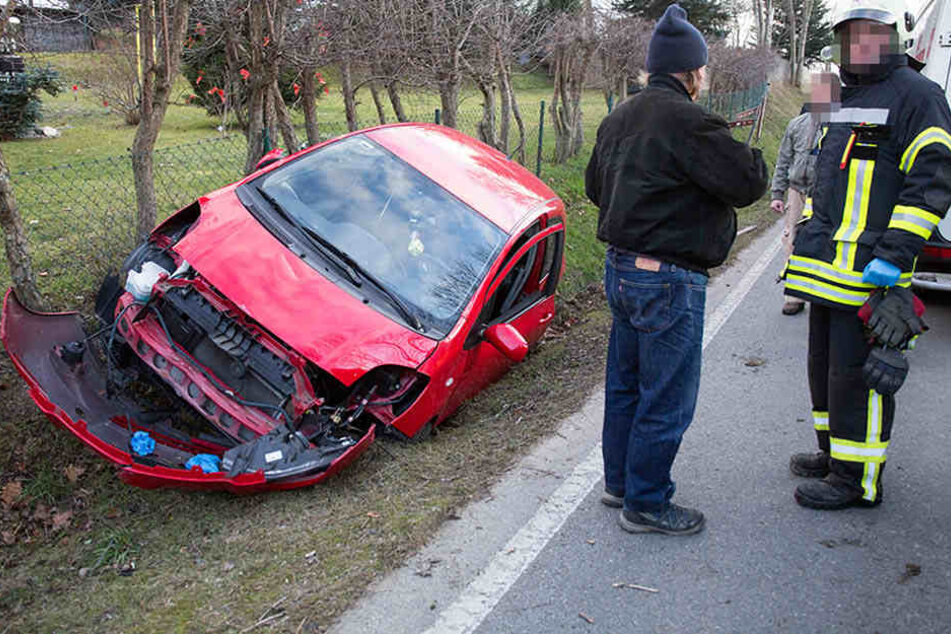 Der Toyota landete im Graben.