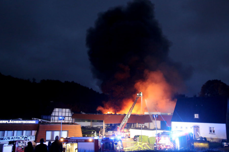 Einsatzkräfte der Feuerwehr löschen den Brand einer Fabrik in Iserlohn.