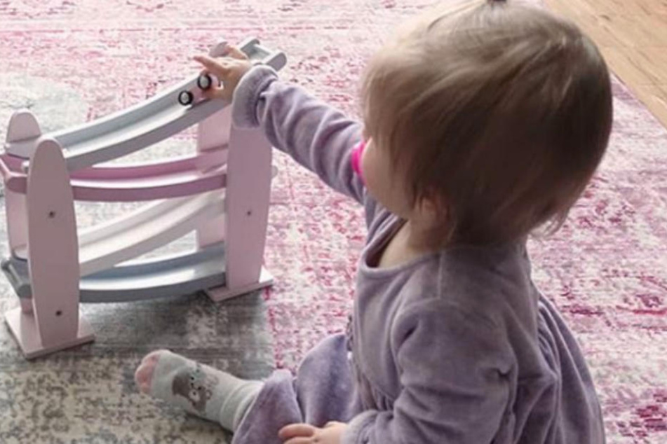 Aktuell dreht sich im Leben von Isabell Horn alles um ihre kleine Tochter. Als Schauspielerin ist sie nicht tätig. Um Geld zu verdienen, schaltet sie Werbung.