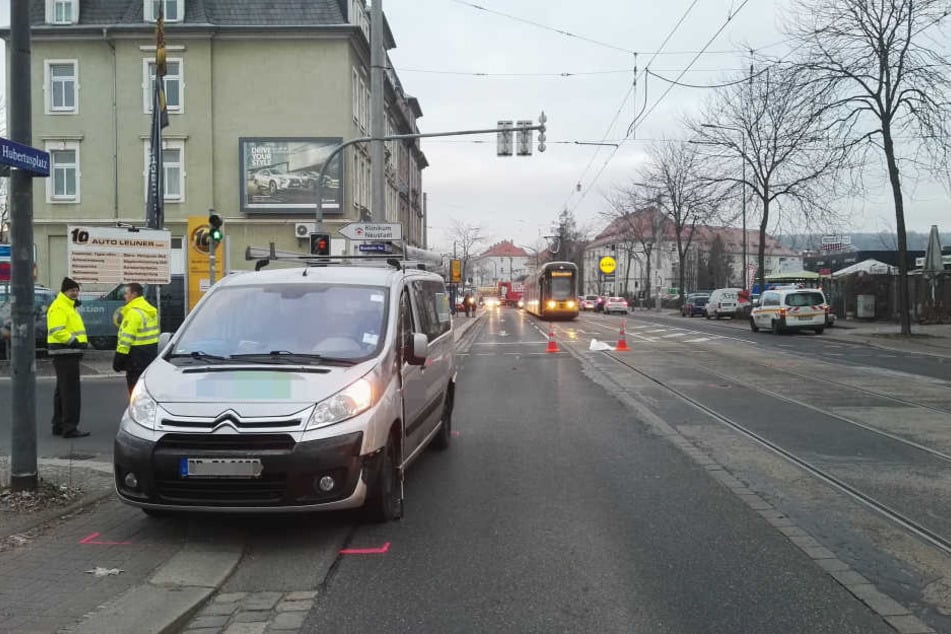 Der Firmentransporter erfasste den Fußgänger.