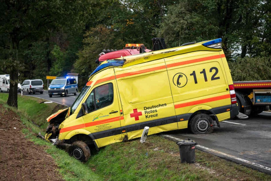 Die Bundestraße musste wegen der Bergung voll gesperrt werden.