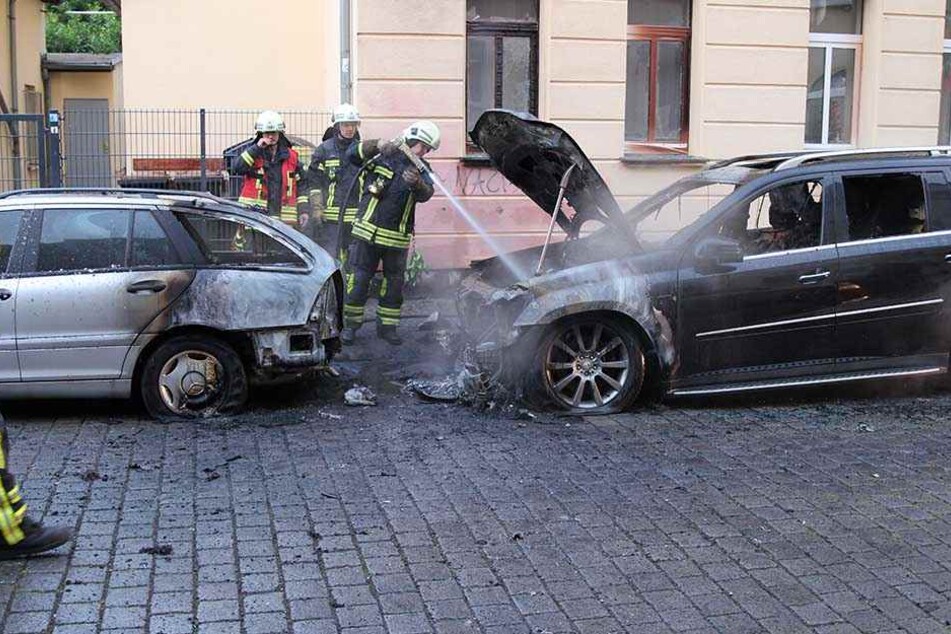 Um 4.32 Uhr ging die erste Meldung über die angezündeten Geländewagen bei der Leipziger Feuerwehr ein.