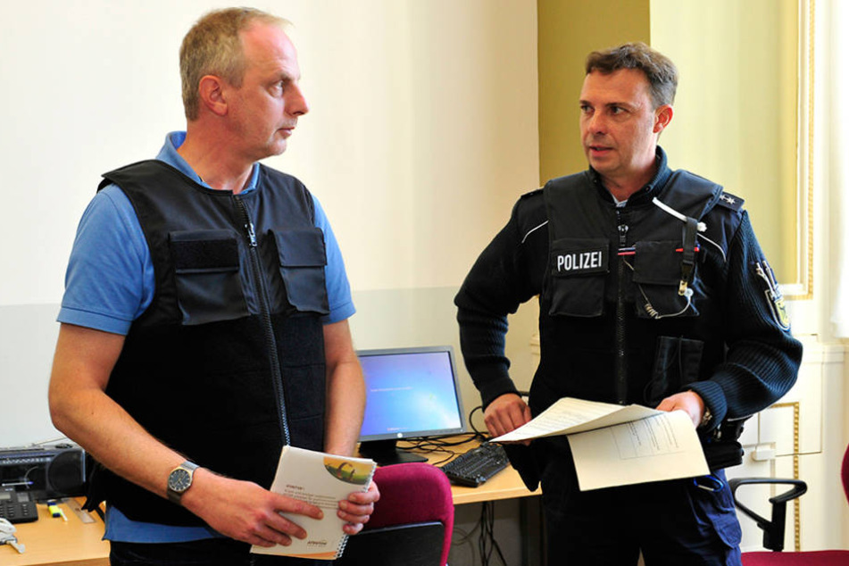Einweisung und Schutzweste gab es von Polizeioberkommissar Dirk Lehmann
(48).