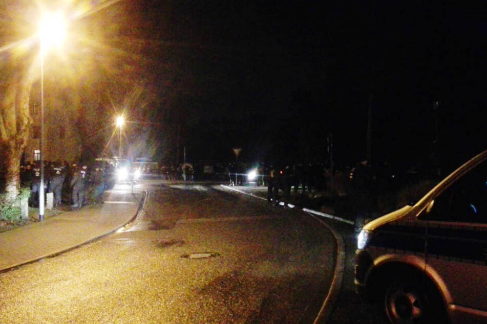 Polizeikräfte sicherten die Demo in Beucha (Landkreis Leipzig) ab.