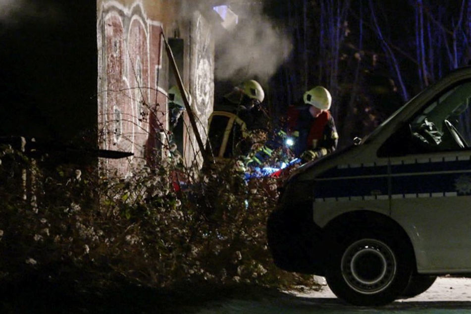 Kameraden der Feuerwehr bargen die Leiche aus dem Gebäude.