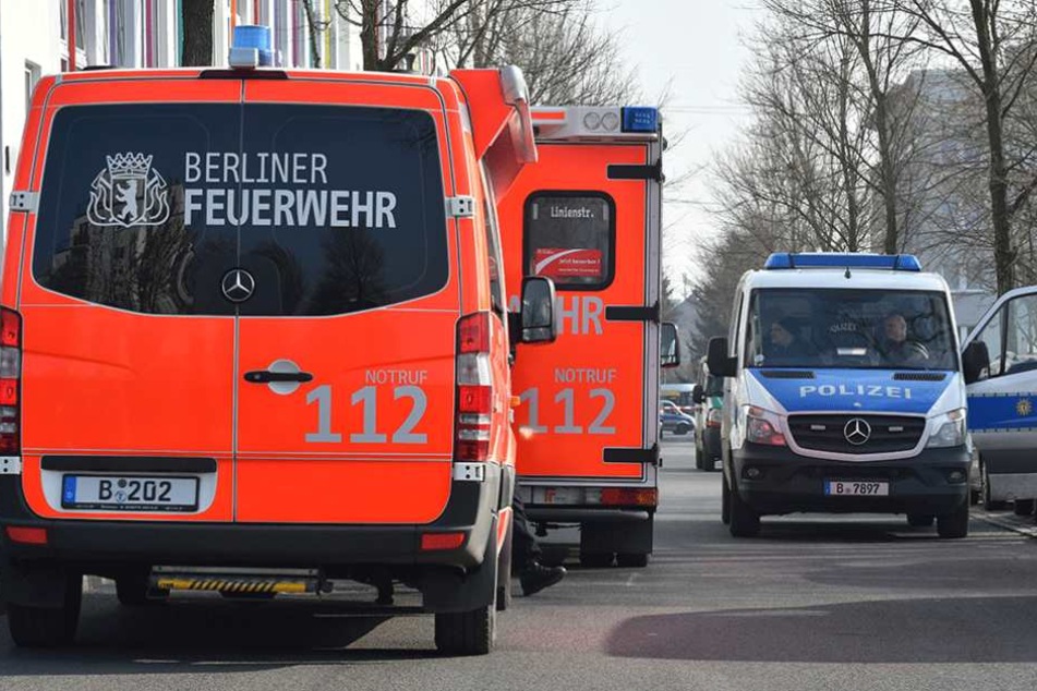 Polizei und Feuerwehr rückten an der Schule an (Symbolbild).