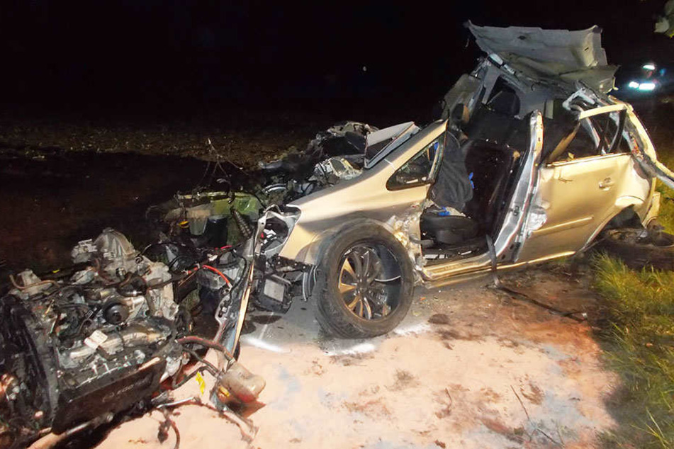 Das Auto wurde komplett zerstört.